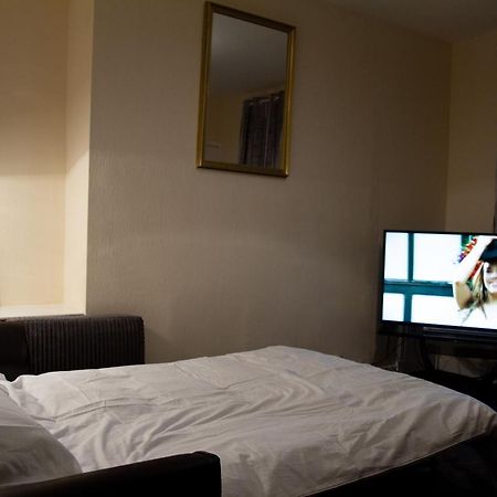 شقة Carvetii - Fox House - 1St Floor Flat Sleeps Up To 8 دنفرملاين المظهر الخارجي الصورة